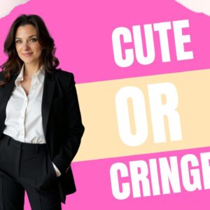 Vrouw in pak met tekst “Cute or Cringe?” – blog over Nederlands accent in het Engels